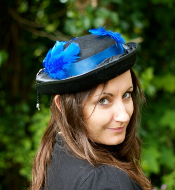 Topi bowler dengan warna metalik yang mencolok